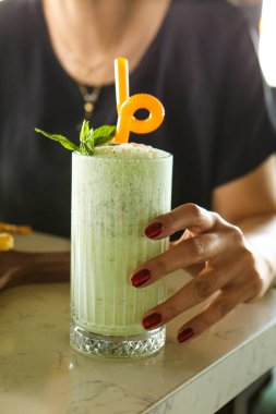 Türk Ayran içmek veya Kefir / ayran yoğurt ile yapılan.