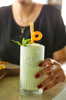 Türk Ayran içmek veya Kefir / ayran yoğurt ile yapılan.