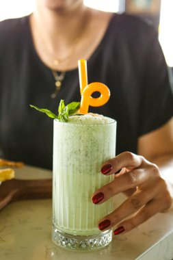 Türk Ayran içmek veya Kefir / ayran yoğurt ile yapılan.