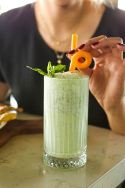 Türk Ayran içmek veya Kefir / ayran yoğurt ile yapılan.