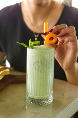 Türk Ayran içmek veya Kefir / ayran yoğurt ile yapılan.