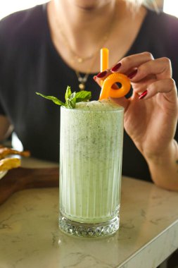 Türk Ayran içmek veya Kefir / ayran yoğurt ile yapılan.