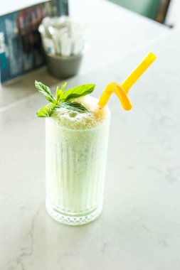 Türk Ayran içmek veya Kefir / ayran yoğurt ile yapılan.