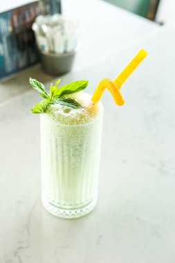 Türk Ayran içmek veya Kefir / ayran yoğurt ile yapılan.