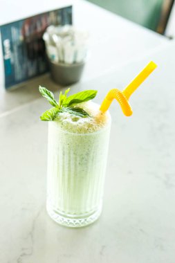 Türk Ayran içmek veya Kefir / ayran yoğurt ile yapılan.