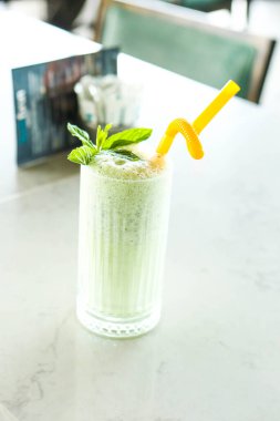 Türk Ayran içmek veya Kefir / ayran yoğurt ile yapılan.