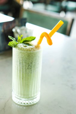 Türk Ayran içmek veya Kefir / ayran yoğurt ile yapılan.