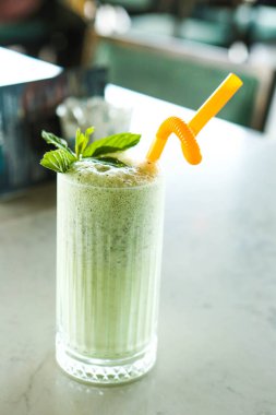 Türk Ayran içmek veya Kefir / ayran yoğurt ile yapılan.