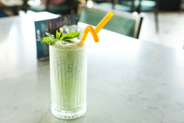 Türk Ayran içmek veya Kefir / ayran yoğurt ile yapılan.