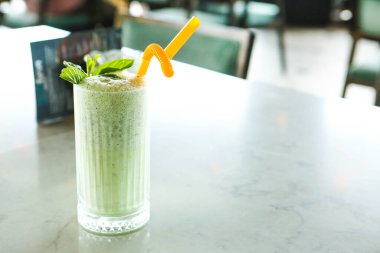 Türk Ayran içmek veya Kefir / ayran yoğurt ile yapılan.