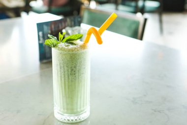 Türk Ayran içmek veya Kefir / ayran yoğurt ile yapılan.