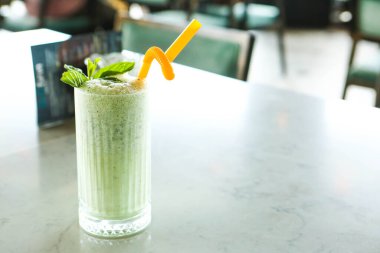 Türk Ayran içmek veya Kefir / ayran yoğurt ile yapılan.