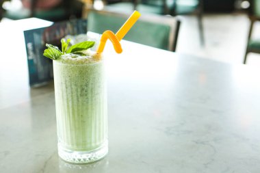 Türk Ayran içmek veya Kefir / ayran yoğurt ile yapılan.