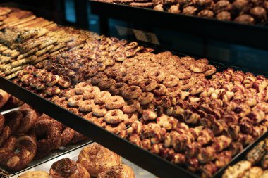 Bir grup çeşit kurabiye. Çikolata parçacıklı, yulaflı, kuru üzümlü, beyaz çikolatalı.