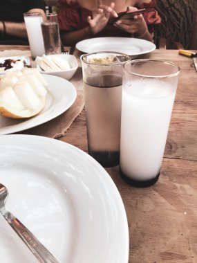 Özel Alkollü İçkili Rakılı Türk ve Yunan Geleneksel Yemek Masası. Uzo ve Türk Rakısı, Türkiye, Yunanistan, Kıbrıs ve Lübnan'da yaygın olarak tüketilen kuru anason aromalı bir aperatiftir.