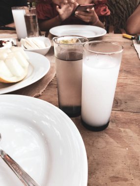 Özel Alkollü İçkili Rakılı Türk ve Yunan Geleneksel Yemek Masası. Uzo ve Türk Rakısı, Türkiye, Yunanistan, Kıbrıs ve Lübnan'da yaygın olarak tüketilen kuru anason aromalı bir aperatiftir.