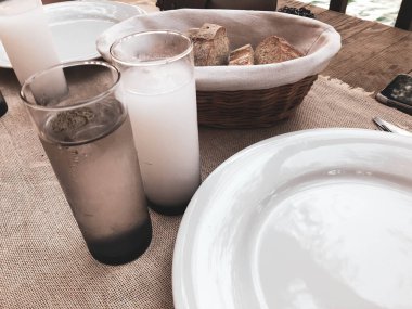 Özel Alkollü İçkili Rakılı Türk ve Yunan Geleneksel Yemek Masası. Uzo ve Türk Rakısı, Türkiye, Yunanistan, Kıbrıs ve Lübnan'da yaygın olarak tüketilen kuru anason aromalı bir aperatiftir.