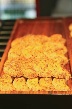 Bir grup çeşit kurabiye. Çikolata parçacıklı, yulaflı, kuru üzümlü, beyaz çikolatalı.