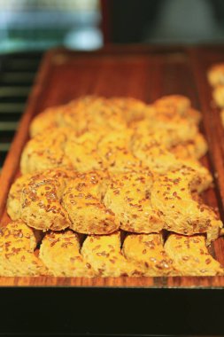 Bir grup çeşit kurabiye. Çikolata parçacıklı, yulaflı, kuru üzümlü, beyaz çikolatalı.