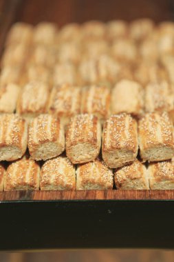 Bir grup çeşit kurabiye. Çikolata parçacıklı, yulaflı, kuru üzümlü, beyaz çikolatalı.