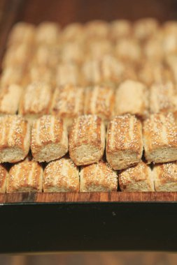 Bir grup çeşit kurabiye. Çikolata parçacıklı, yulaflı, kuru üzümlü, beyaz çikolatalı.