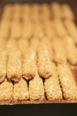 Bir grup çeşit kurabiye. Çikolata parçacıklı, yulaflı, kuru üzümlü, beyaz çikolatalı.