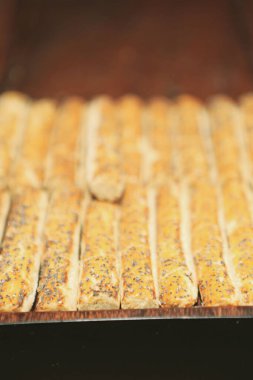 Bir grup çeşit kurabiye. Çikolata parçacıklı, yulaflı, kuru üzümlü, beyaz çikolatalı.