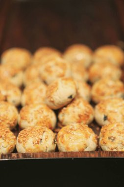 Bir grup çeşit kurabiye. Çikolata parçacıklı, yulaflı, kuru üzümlü, beyaz çikolatalı.