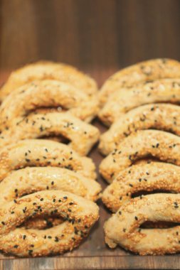 Bir grup çeşit kurabiye. Çikolata parçacıklı, yulaflı, kuru üzümlü, beyaz çikolatalı.