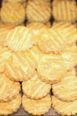 Bir grup çeşit kurabiye. Çikolata parçacıklı, yulaflı, kuru üzümlü, beyaz çikolatalı.