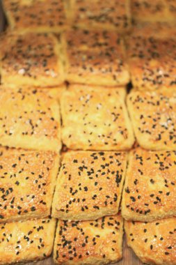 Bir grup çeşit kurabiye. Çikolata parçacıklı, yulaflı, kuru üzümlü, beyaz çikolatalı.