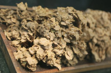 Bir grup çeşit kurabiye. Çikolata parçacıklı, yulaflı, kuru üzümlü, beyaz çikolatalı.