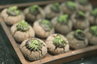 Bir grup çeşit kurabiye. Çikolata parçacıklı, yulaflı, kuru üzümlü, beyaz çikolatalı.