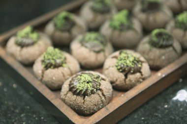 Bir grup çeşit kurabiye. Çikolata parçacıklı, yulaflı, kuru üzümlü, beyaz çikolatalı.