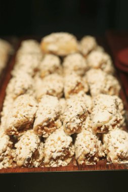 Bir grup çeşit kurabiye. Çikolata parçacıklı, yulaflı, kuru üzümlü, beyaz çikolatalı.