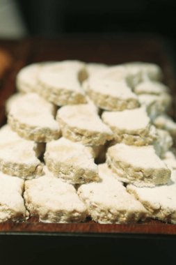 Bir grup çeşit kurabiye. Çikolata parçacıklı, yulaflı, kuru üzümlü, beyaz çikolatalı.