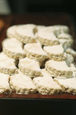 Bir grup çeşit kurabiye. Çikolata parçacıklı, yulaflı, kuru üzümlü, beyaz çikolatalı.