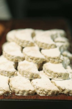 Bir grup çeşit kurabiye. Çikolata parçacıklı, yulaflı, kuru üzümlü, beyaz çikolatalı.