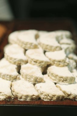 Bir grup çeşit kurabiye. Çikolata parçacıklı, yulaflı, kuru üzümlü, beyaz çikolatalı.