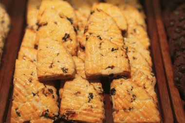 Bir grup çeşit kurabiye. Çikolata parçacıklı, yulaflı, kuru üzümlü, beyaz çikolatalı.