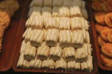 Bir grup çeşit kurabiye. Çikolata parçacıklı, yulaflı, kuru üzümlü, beyaz çikolatalı.