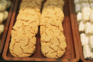 Bir grup çeşit kurabiye. Çikolata parçacıklı, yulaflı, kuru üzümlü, beyaz çikolatalı.