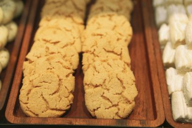 Bir grup çeşit kurabiye. Çikolata parçacıklı, yulaflı, kuru üzümlü, beyaz çikolatalı.