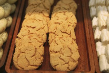 Bir grup çeşit kurabiye. Çikolata parçacıklı, yulaflı, kuru üzümlü, beyaz çikolatalı.