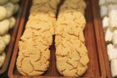 Bir grup çeşit kurabiye. Çikolata parçacıklı, yulaflı, kuru üzümlü, beyaz çikolatalı.