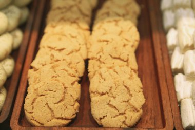 Bir grup çeşit kurabiye. Çikolata parçacıklı, yulaflı, kuru üzümlü, beyaz çikolatalı.