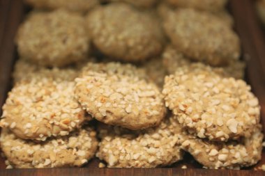 Bir grup çeşit kurabiye. Çikolata parçacıklı, yulaflı, kuru üzümlü, beyaz çikolatalı.