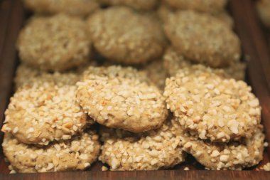 Bir grup çeşit kurabiye. Çikolata parçacıklı, yulaflı, kuru üzümlü, beyaz çikolatalı.