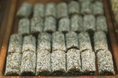 Bir grup çeşit kurabiye. Çikolata parçacıklı, yulaflı, kuru üzümlü, beyaz çikolatalı.