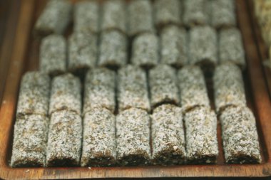 Bir grup çeşit kurabiye. Çikolata parçacıklı, yulaflı, kuru üzümlü, beyaz çikolatalı.